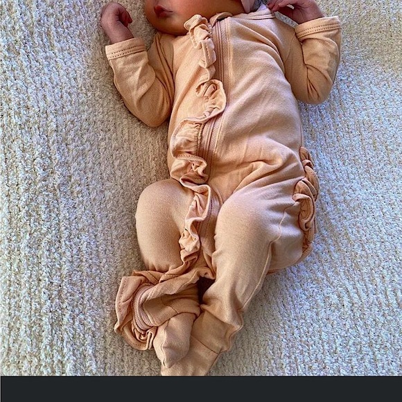spearmint love Other - Spearmint love ruffle button footie in nude